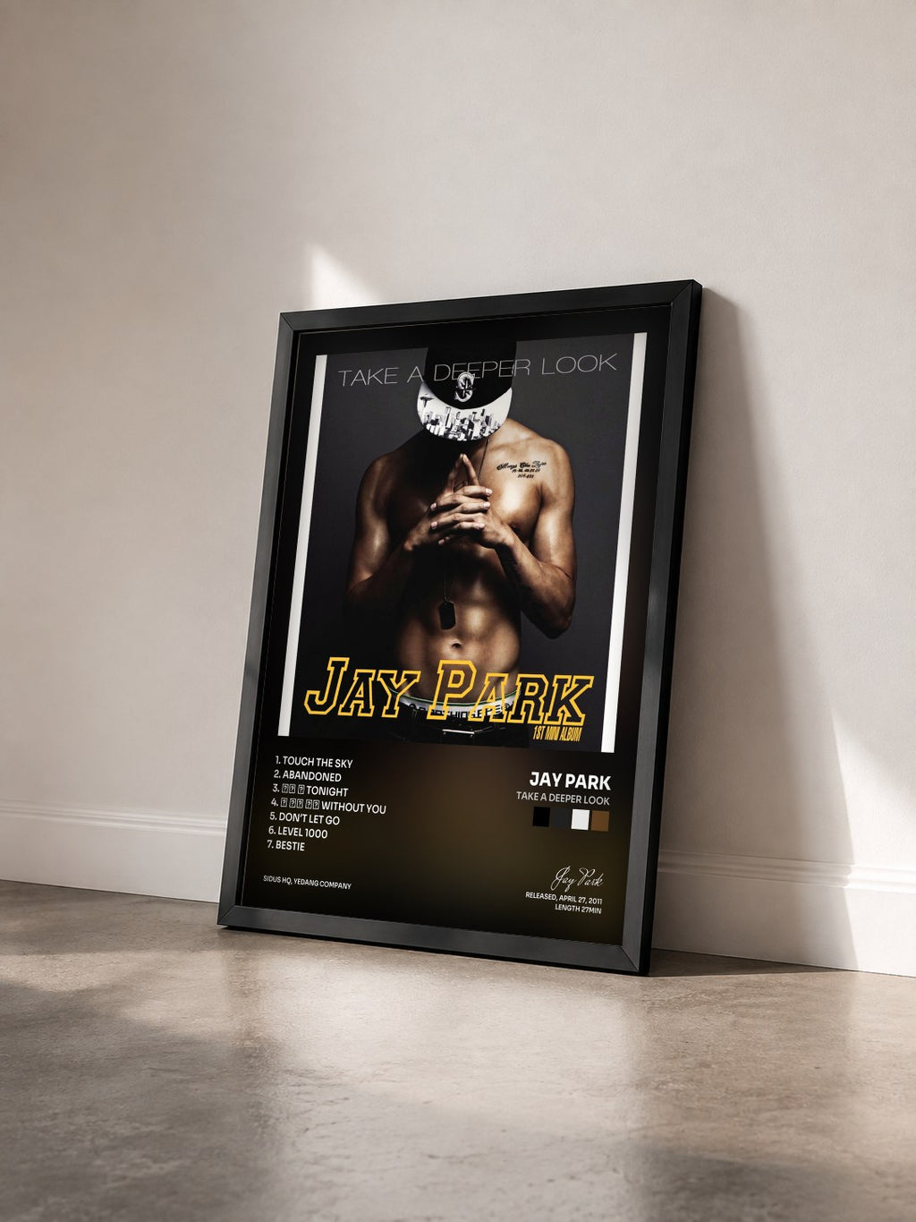 #noir Tableau de l'album Take a Deeper Look de Jay Park vu de trois quarts, cadre noir