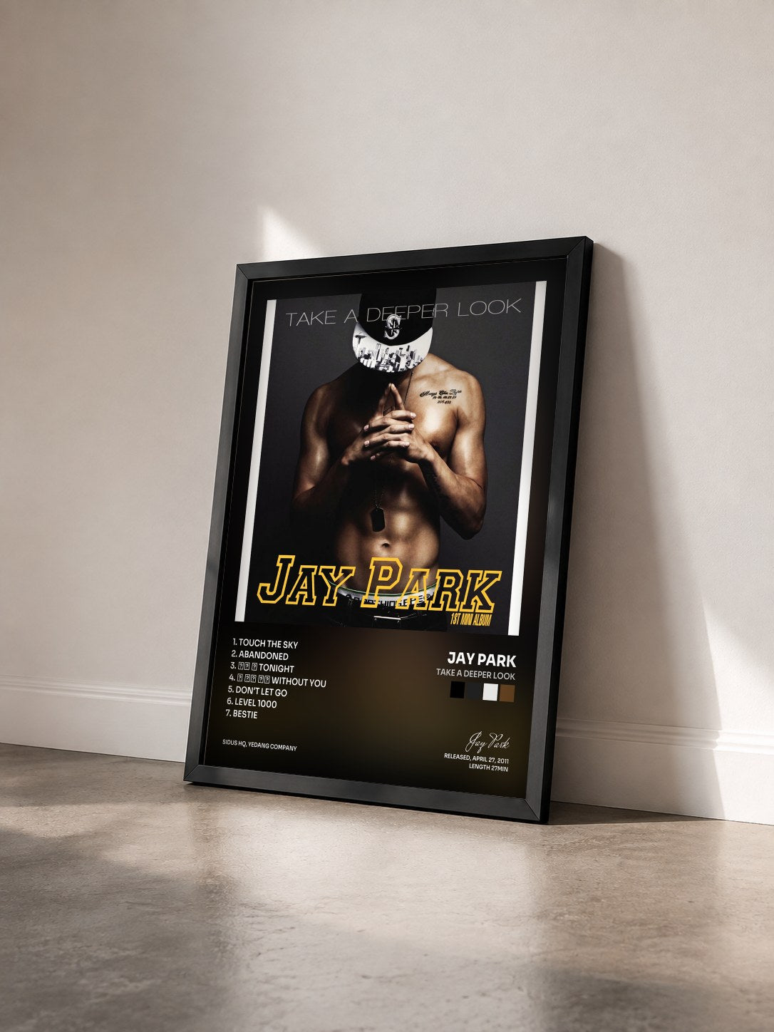 #noir Tableau de l'album Take a Deeper Look de Jay Park vu de trois quarts, cadre noir