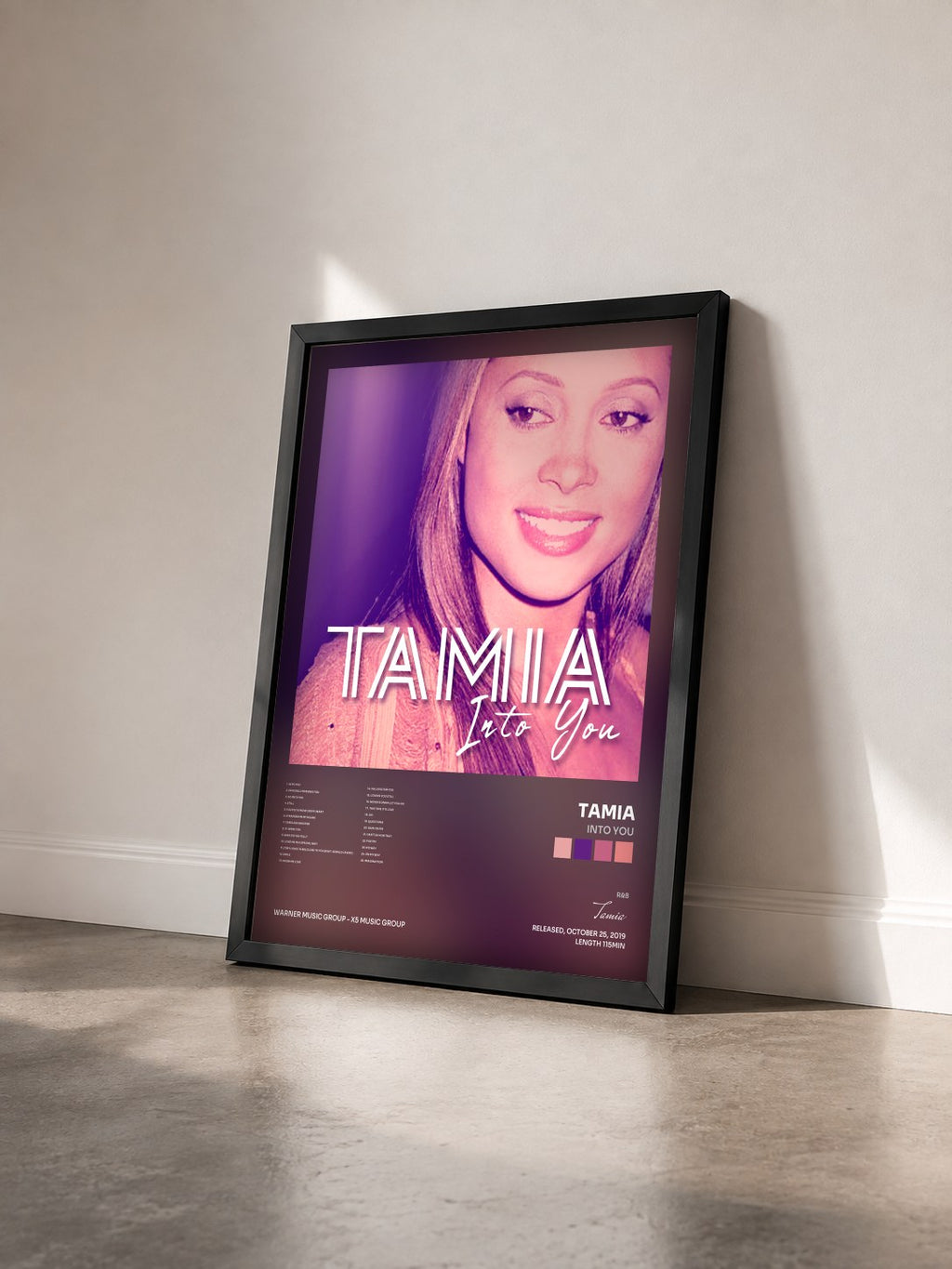 #noir Tableau de l'album Into You de Tamia vu de trois quarts, cadre noir