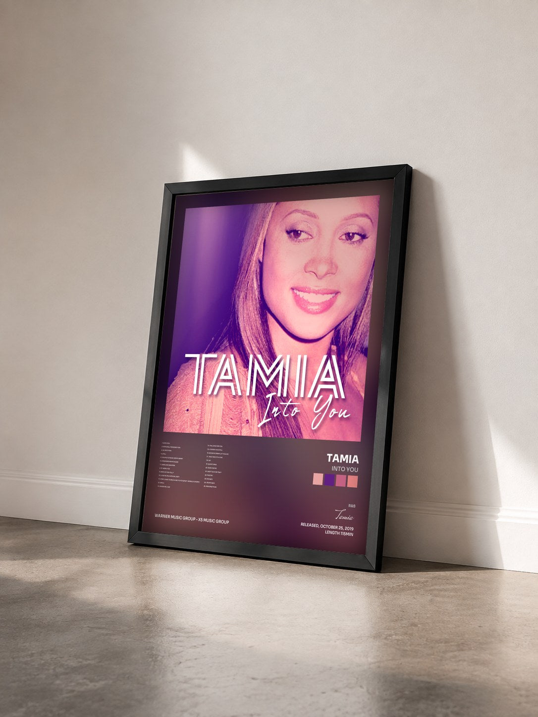 #noir Tableau de l'album Into You de Tamia vu de trois quarts, cadre noir