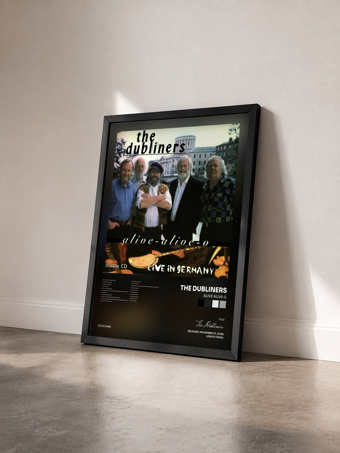 #noir Tableau de l'album Alive Alive O de The Dubliners vu de trois quarts, cadre noir
