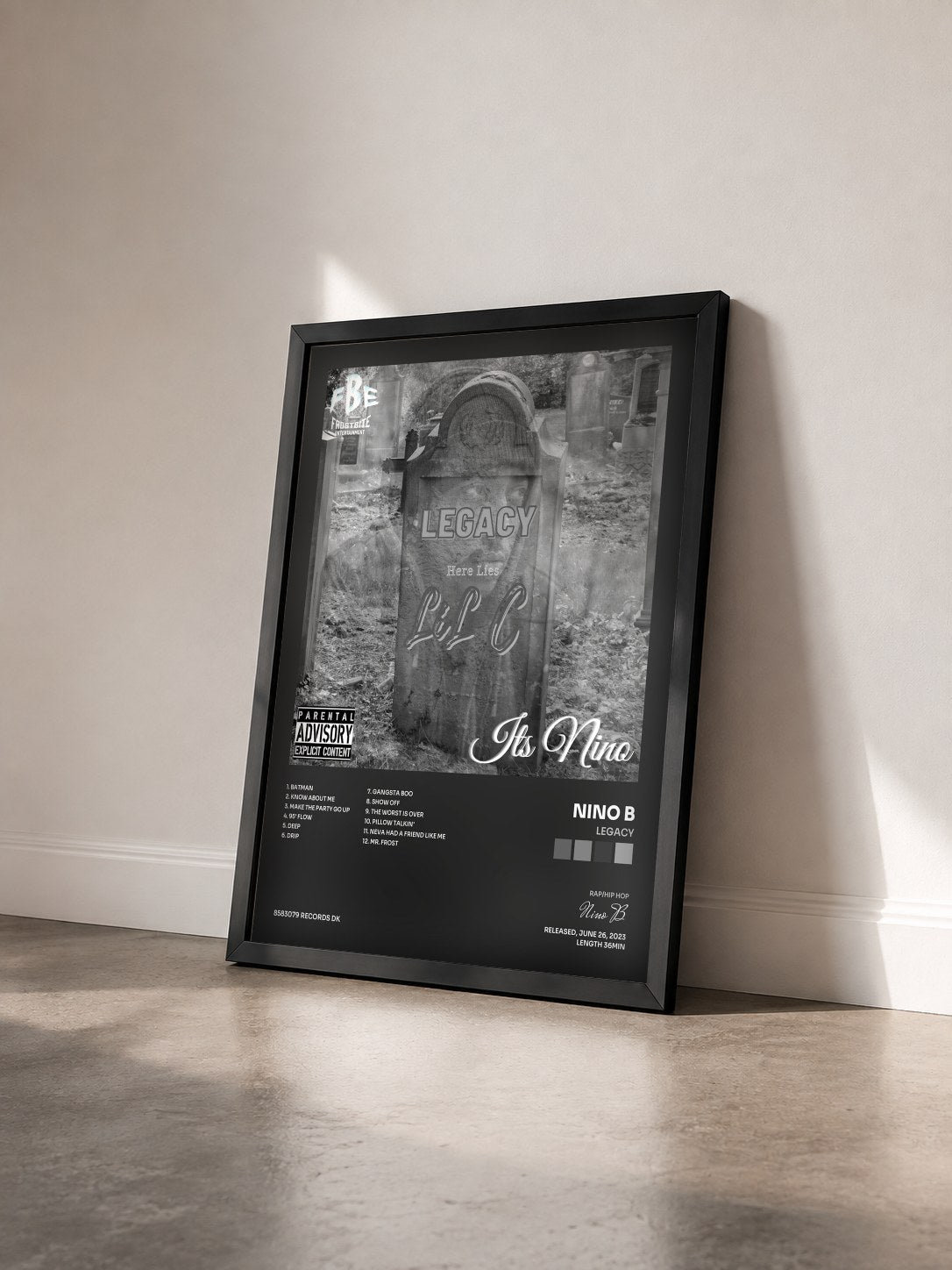 #noir Tableau de l'album Legacy de Nino B vu de trois quarts, cadre noir