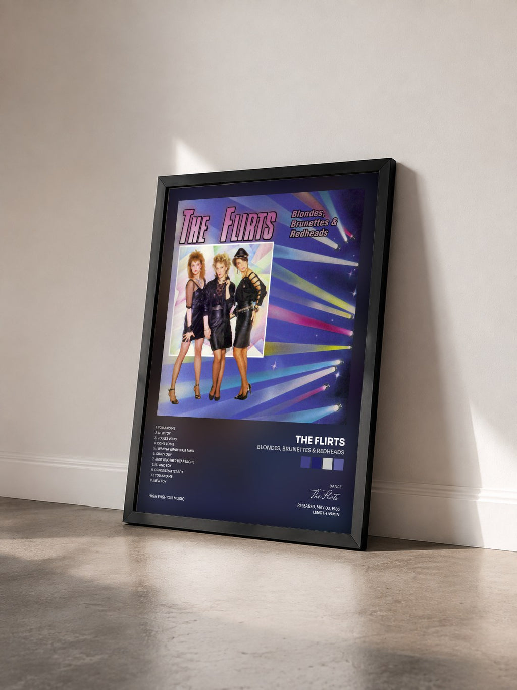 #noir Tableau de l'album Blondes, Brunettes & Redheads de The Flirts vu de trois quarts, cadre noir