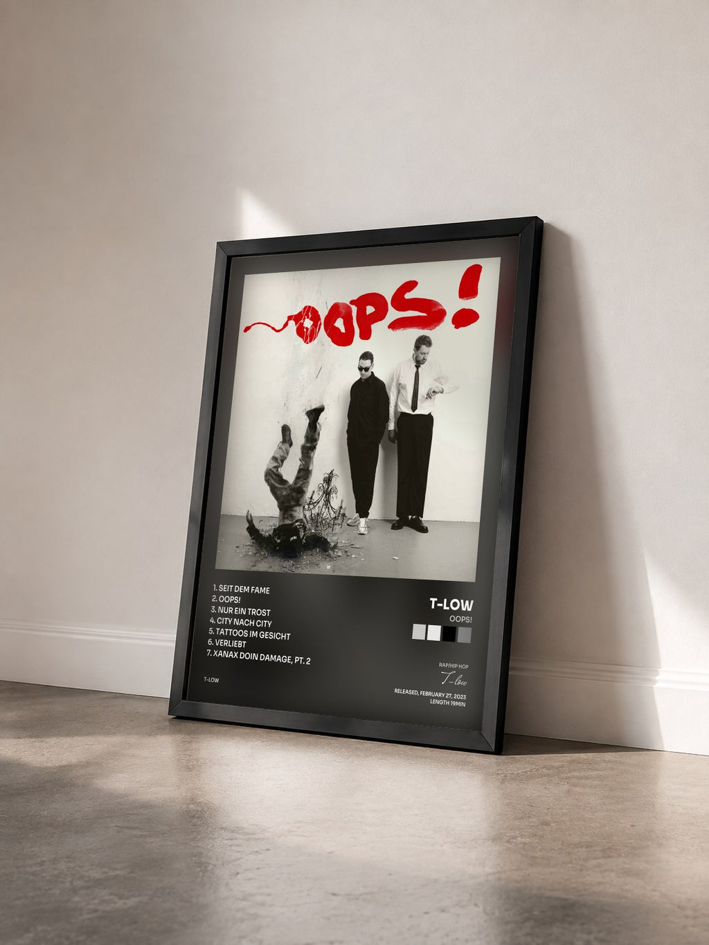 #noir Tableau de l'album OOPS! de T-low vu de trois quarts, cadre noir