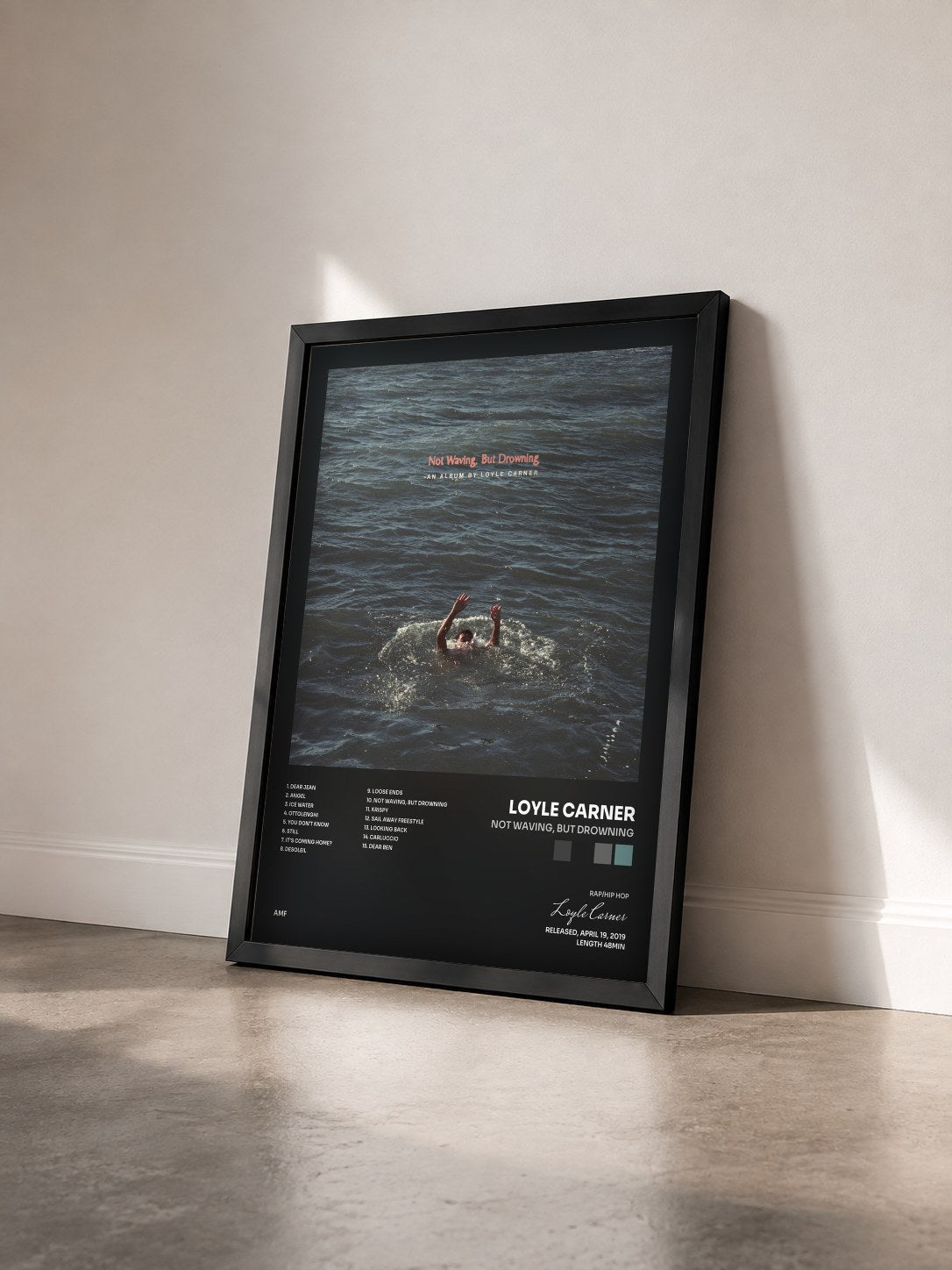 #noir Tableau de l'album Not Waving, But Drowning de Loyle Carner vu de trois quarts, cadre noir
