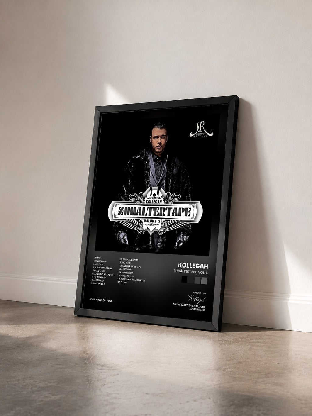 #noir Tableau de l'album Zuhältertape, Vol. 3 de Kollegah vu de trois quarts, cadre noir