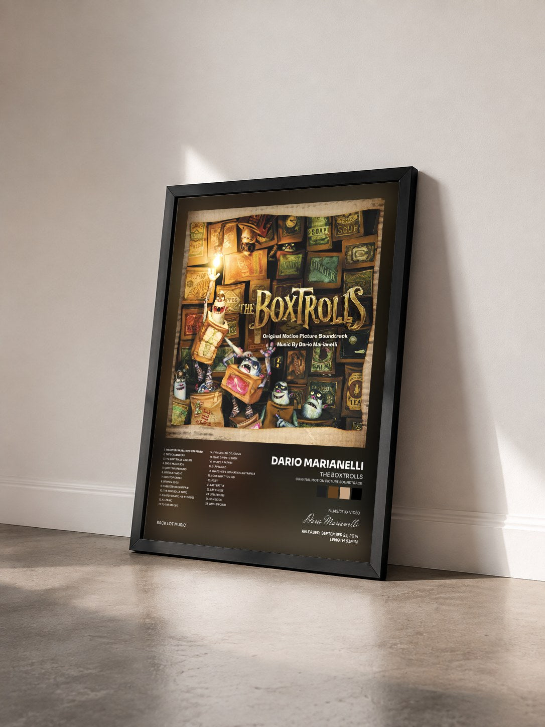 #noir Tableau de l'album The Boxtrolls (Original Motion Picture Soundtrack) de Dario Marianelli vu de trois quarts, cadre noir
