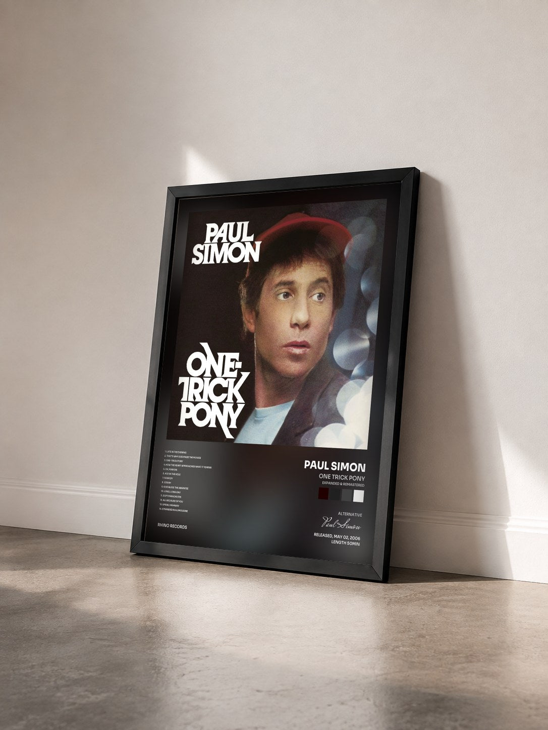 #noir Tableau de l'album One Trick Pony (Expanded & Remastered) de Paul Simon vu de trois quarts, cadre noir