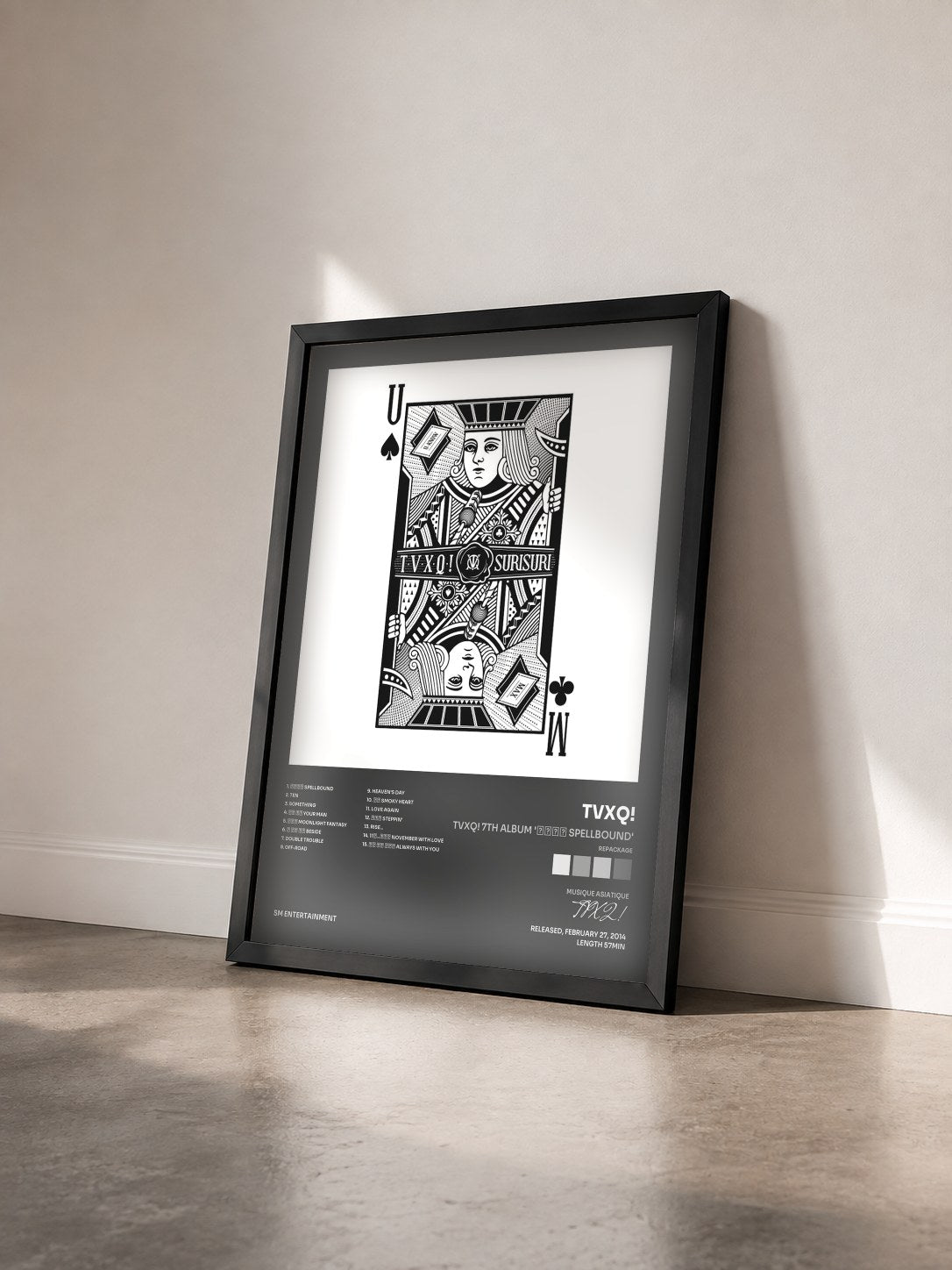 #noir Tableau de l'album TVXQ! 7th Album '수리수리 Spellbound' (Repackage) de TVXQ! vu de trois quarts, cadre noir