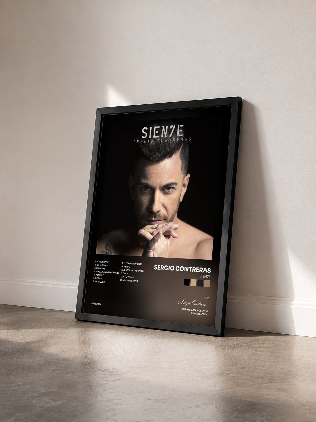 #noir Tableau de l'album Sien7e de Sergio Contreras vu de trois quarts, cadre noir