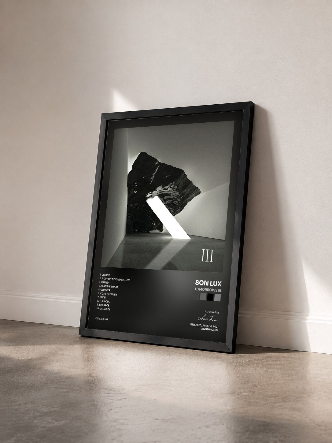 #noir Tableau de l'album Tomorrows III de Son Lux vu de trois quarts, cadre noir