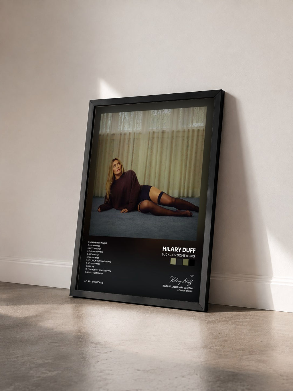 #noir Tableau de l'album luck... or something de Hilary Duff vu de trois quarts, cadre noir