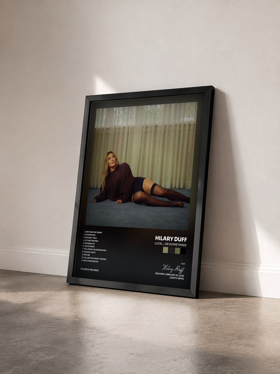 #noir Tableau de l'album luck... or something de Hilary Duff vu de trois quarts, cadre noir