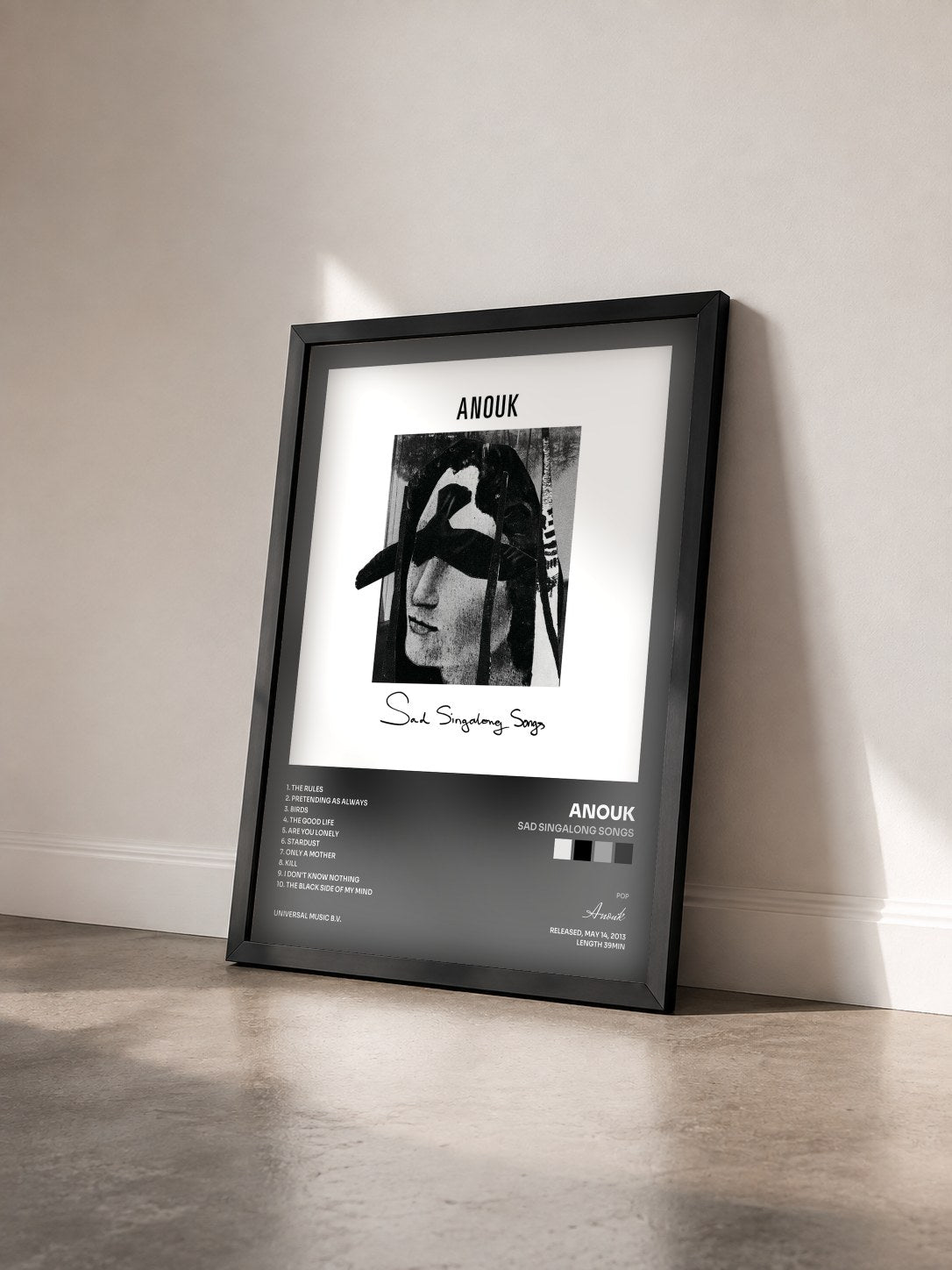 #noir Tableau de l'album Sad Singalong Songs de Anouk vu de trois quarts, cadre noir