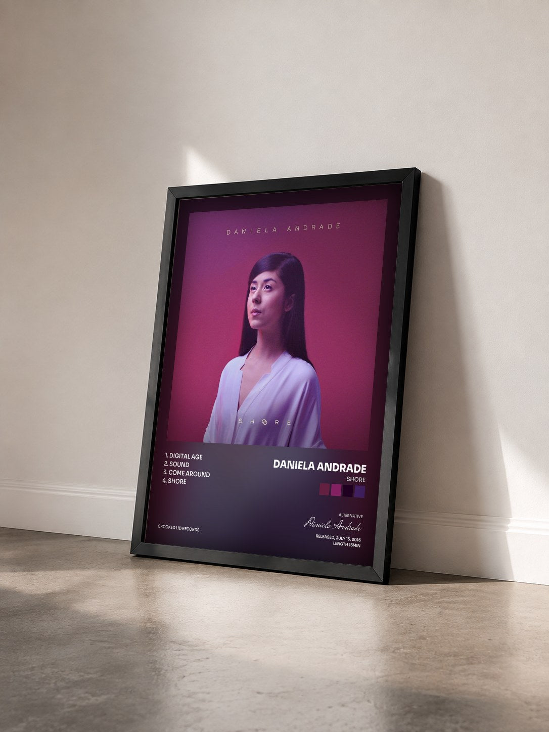 #noir Tableau de l'album Shore de Daniela Andrade vu de trois quarts, cadre noir