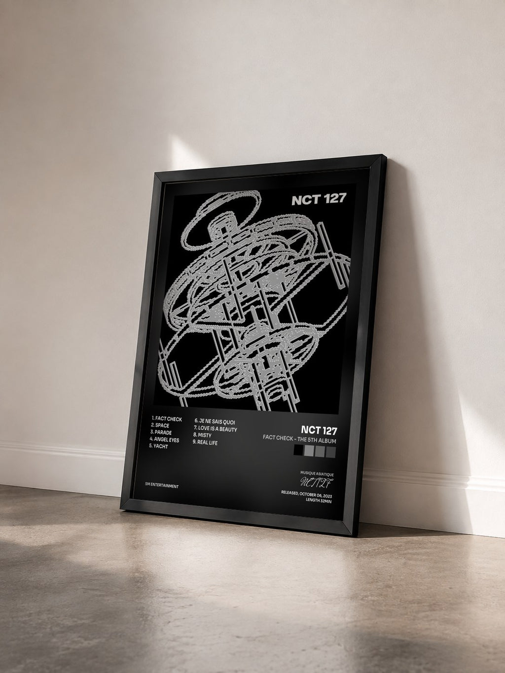 #noir Tableau de l'album Fact Check - The 5th Album de NCT 127 vu de trois quarts, cadre noir