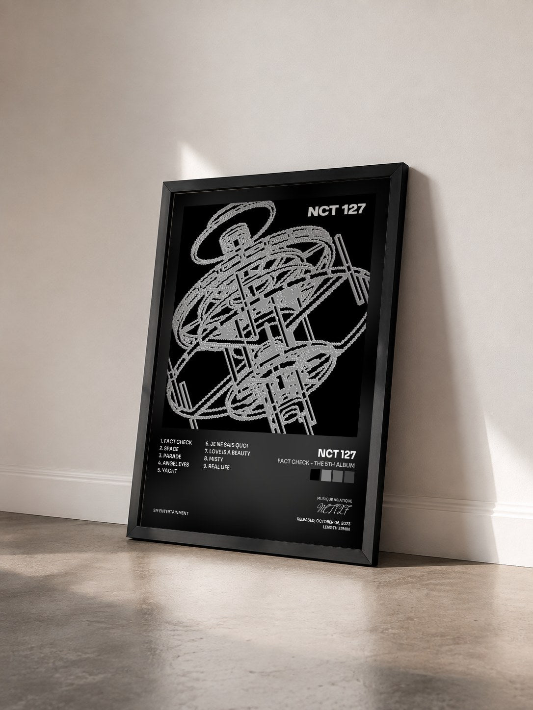 #noir Tableau de l'album Fact Check - The 5th Album de NCT 127 vu de trois quarts, cadre noir