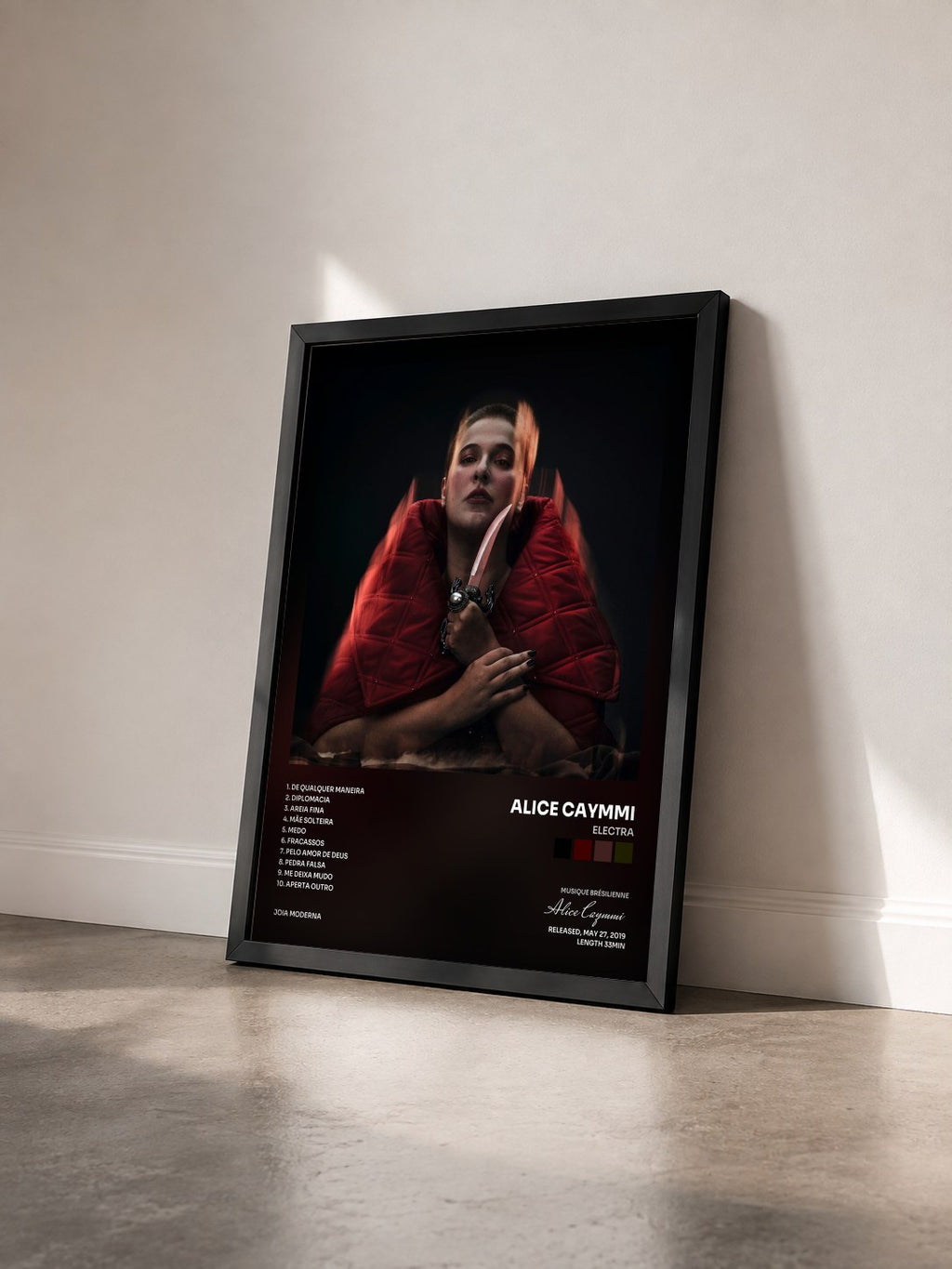 #noir Tableau de l'album ELECTRA de Alice Caymmi vu de trois quarts, cadre noir