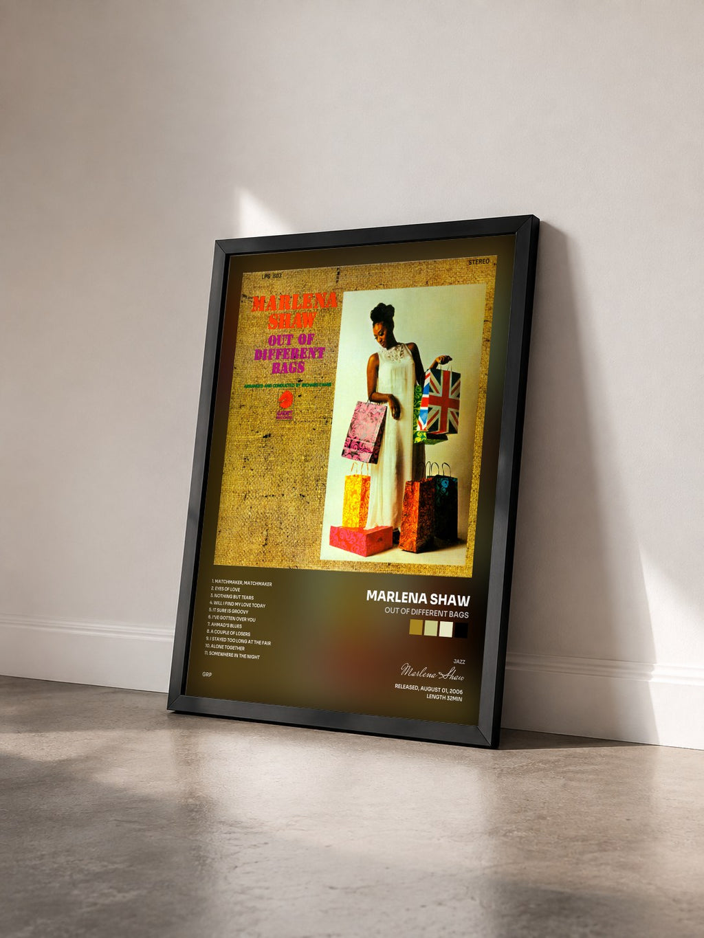 #noir Tableau de l'album Out Of Different Bags de Marlena Shaw vu de trois quarts, cadre noir