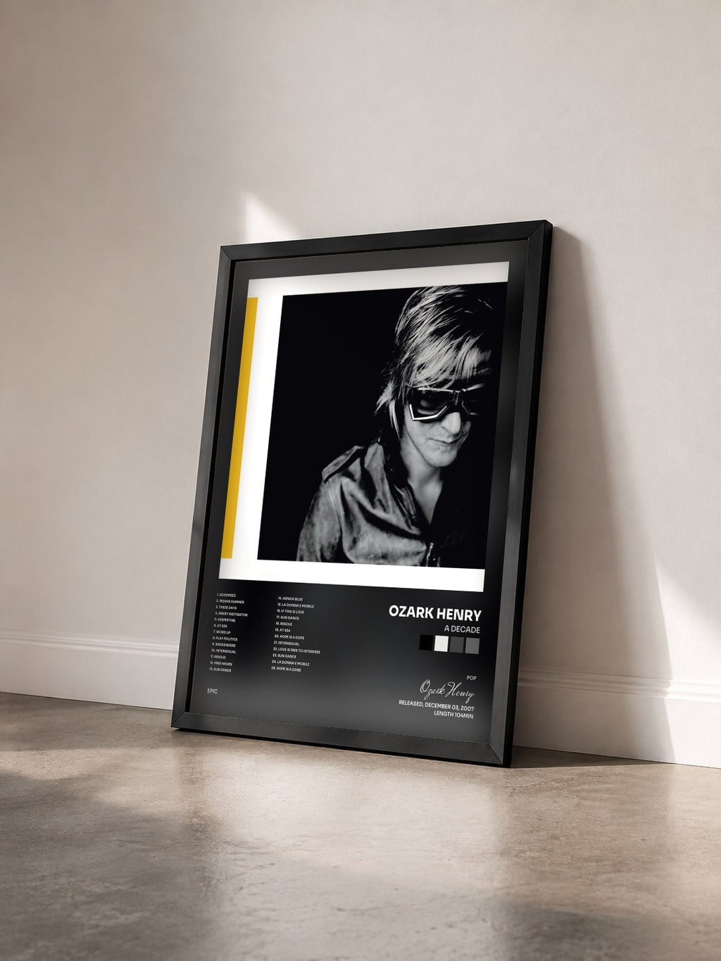 #noir Tableau de l'album A Decade de Ozark Henry vu de trois quarts, cadre noir