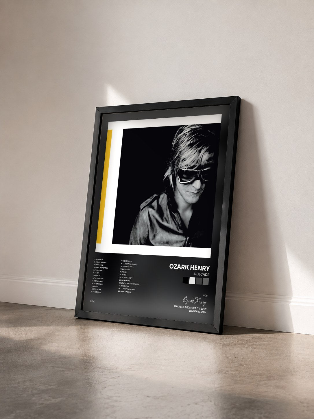 #noir Tableau de l'album A Decade de Ozark Henry vu de trois quarts, cadre noir