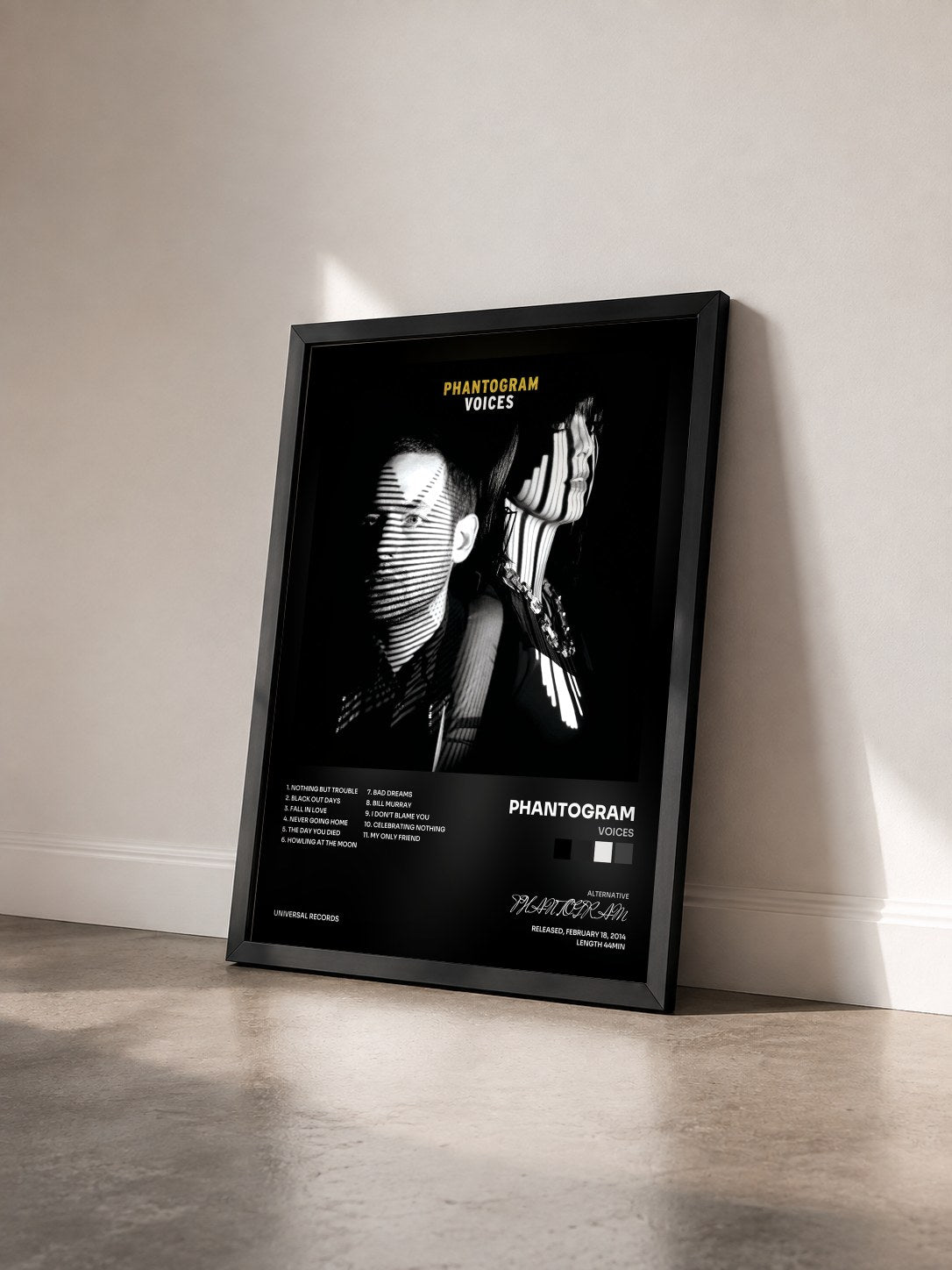 #noir Tableau de l'album Voices de PHANTOGRAM vu de trois quarts, cadre noir