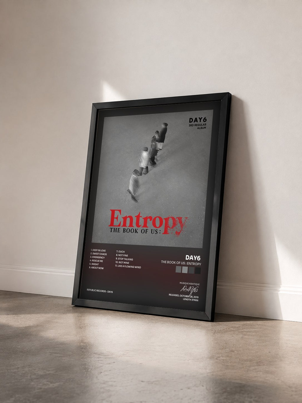 #noir Tableau de l'album The Book of Us : Entropy de DAY6  vu de trois quarts, cadre noir