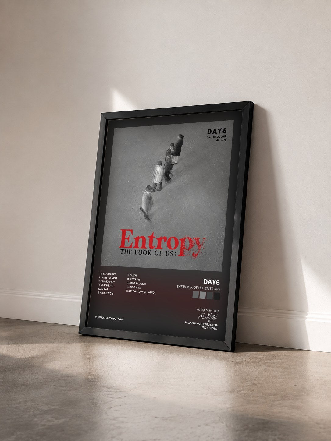 #noir Tableau de l'album The Book of Us : Entropy de DAY6  vu de trois quarts, cadre noir