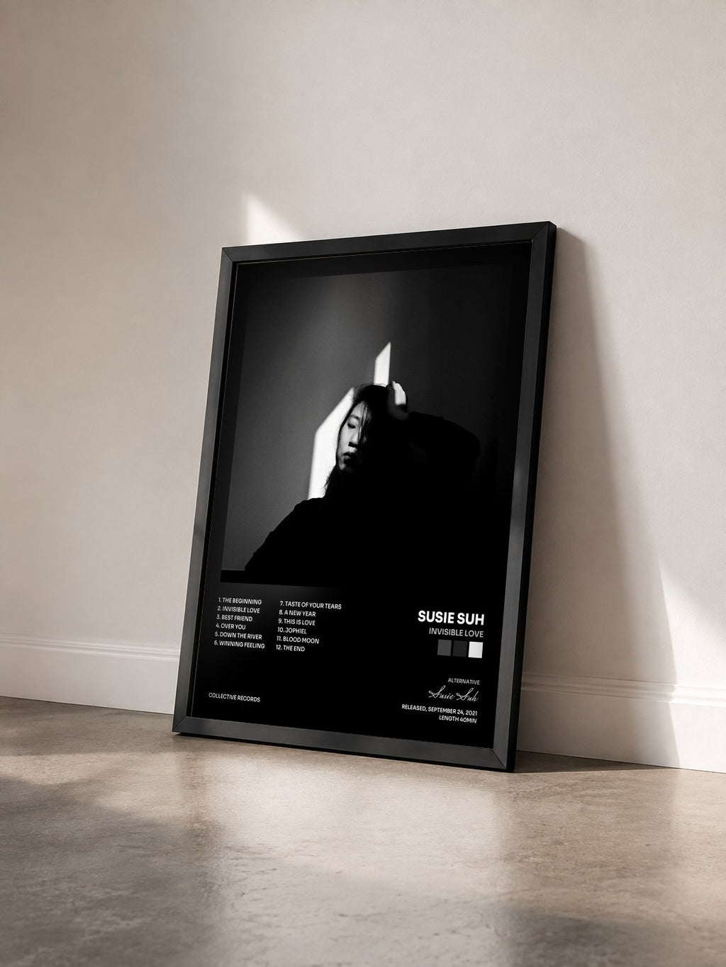 #noir Tableau de l'album Invisible Love de Susie Suh vu de trois quarts, cadre noir