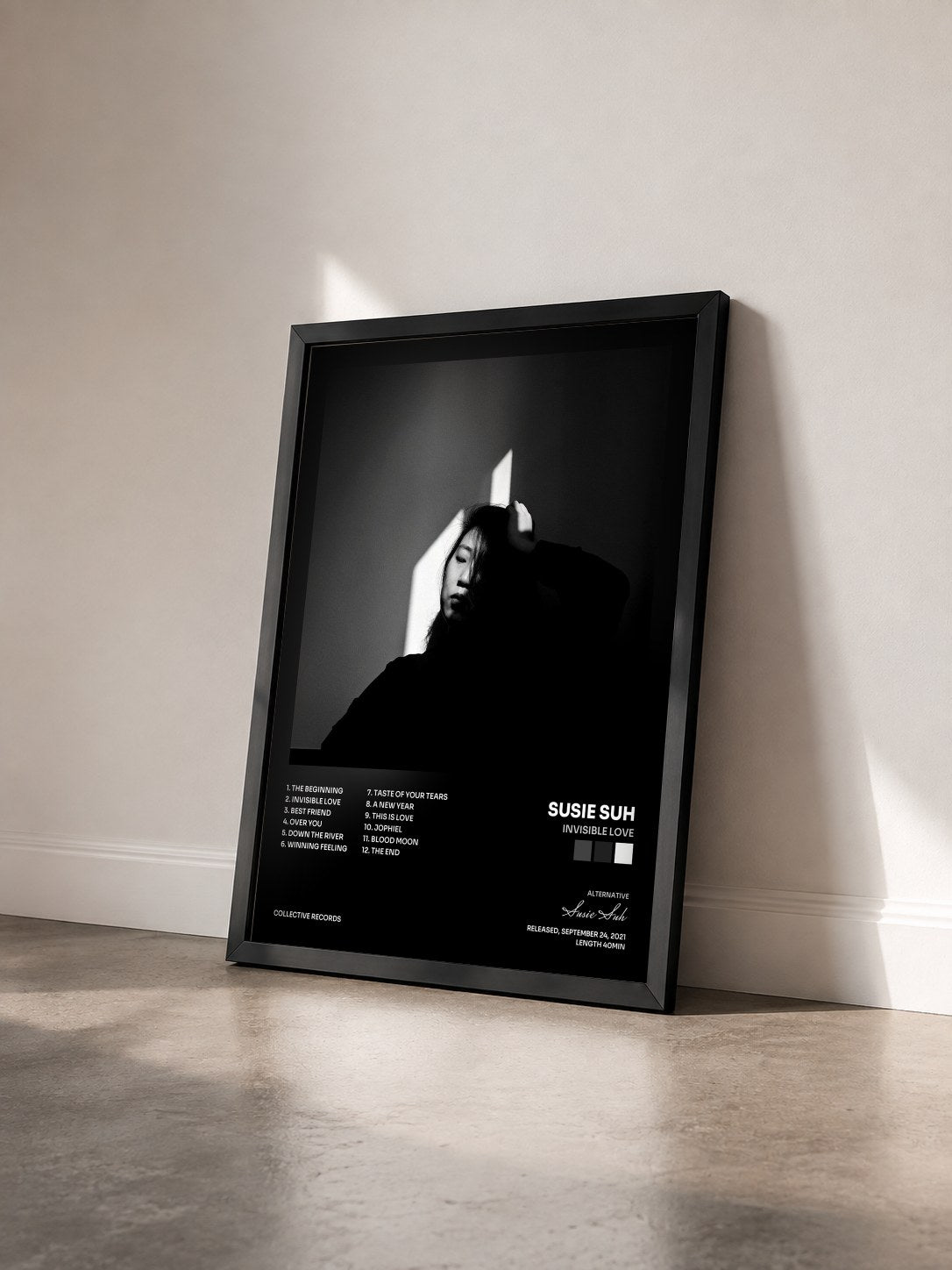 #noir Tableau de l'album Invisible Love de Susie Suh vu de trois quarts, cadre noir