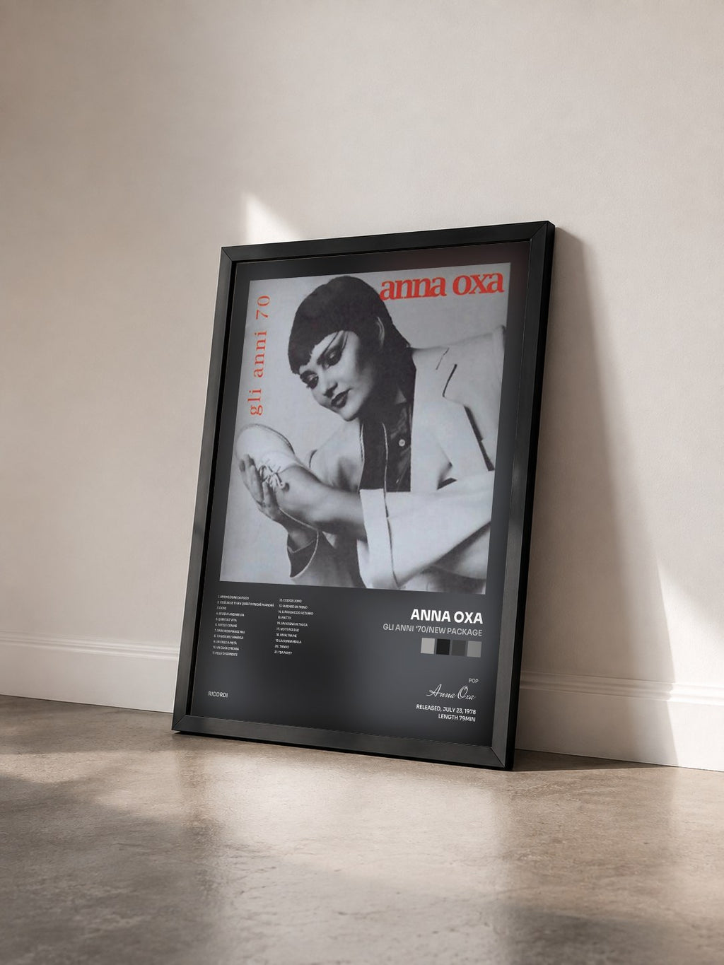 #noir Tableau de l'album Gli Anni '70/New Package de Anna Oxa vu de trois quarts, cadre noir
