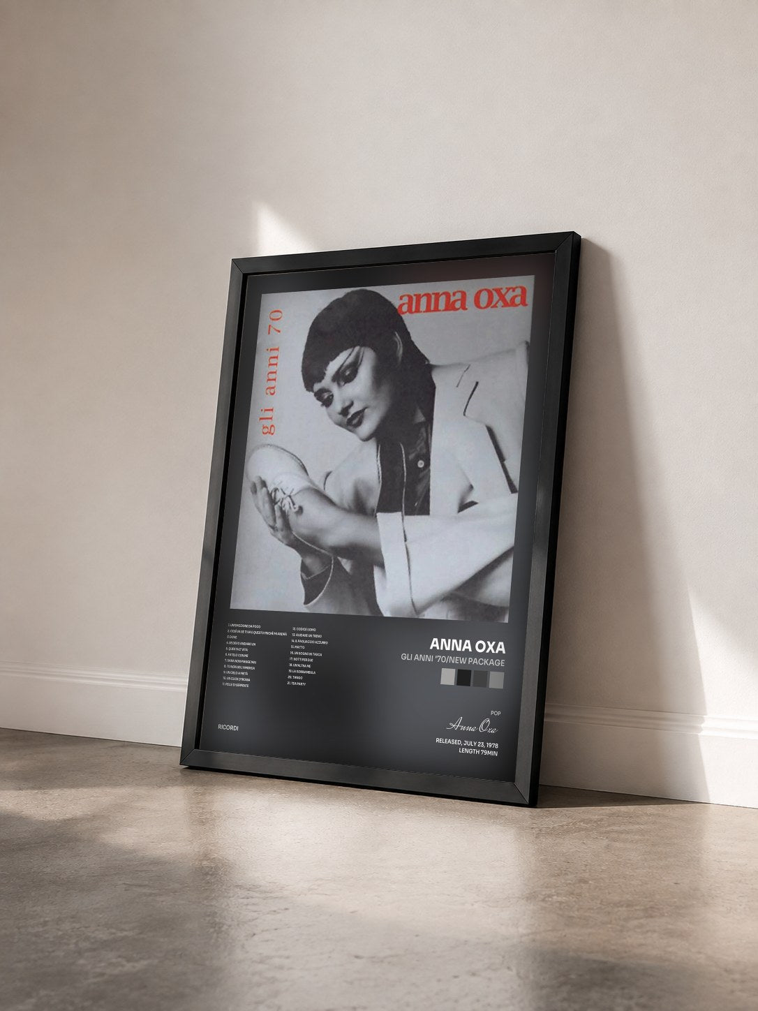 #noir Tableau de l'album Gli Anni '70/New Package de Anna Oxa vu de trois quarts, cadre noir