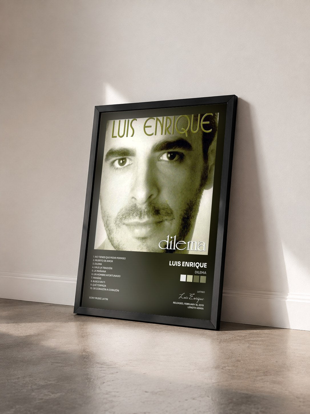 #noir Tableau de l'album Dilema de Luis Enrique vu de trois quarts, cadre noir