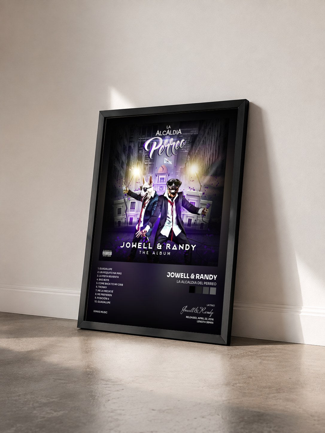 #noir Tableau de l'album La Alcaldia Del Perreo de Jowell & Randy vu de trois quarts, cadre noir