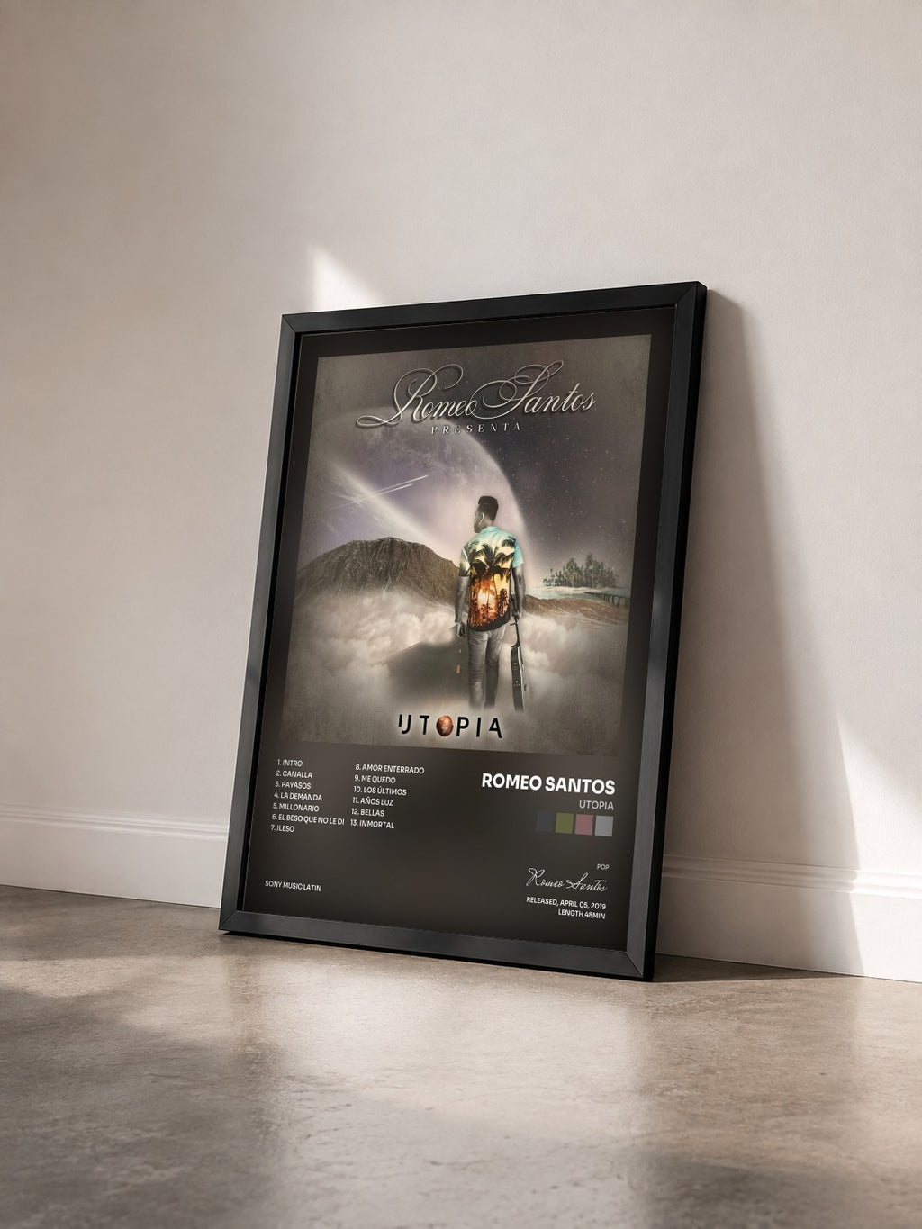 #noir Tableau de l'album Utopia de Romeo Santos vu de trois quarts, cadre noir