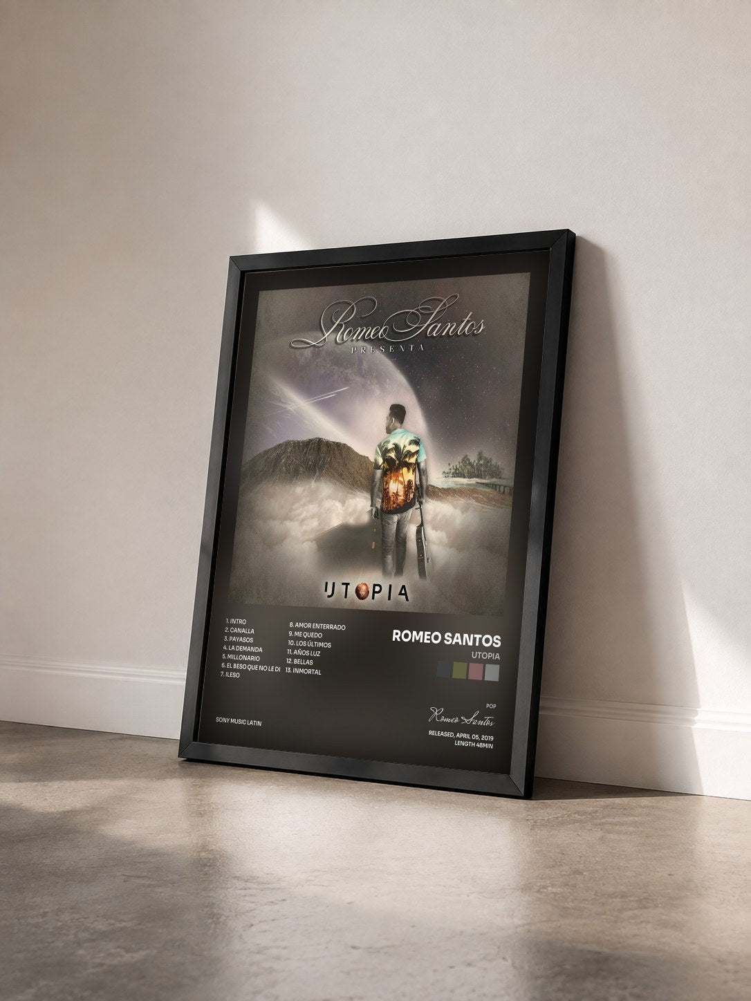 #noir Tableau de l'album Utopia de Romeo Santos vu de trois quarts, cadre noir