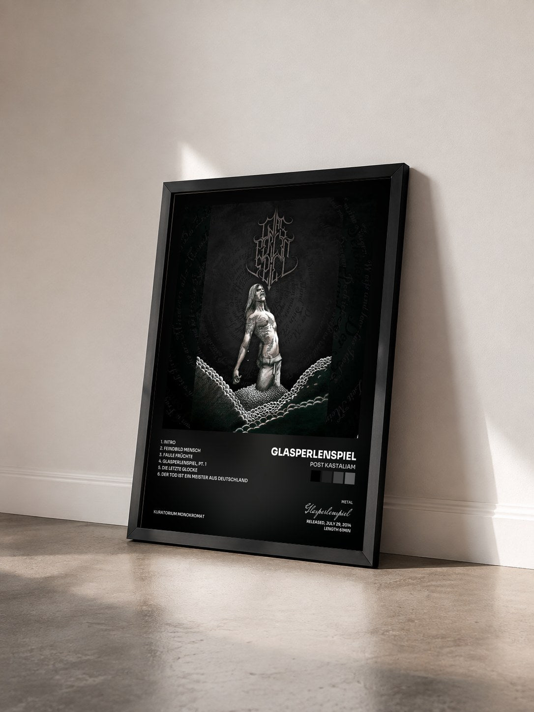 #noir Tableau de l'album Post Kastaliam de Glasperlenspiel vu de trois quarts, cadre noir