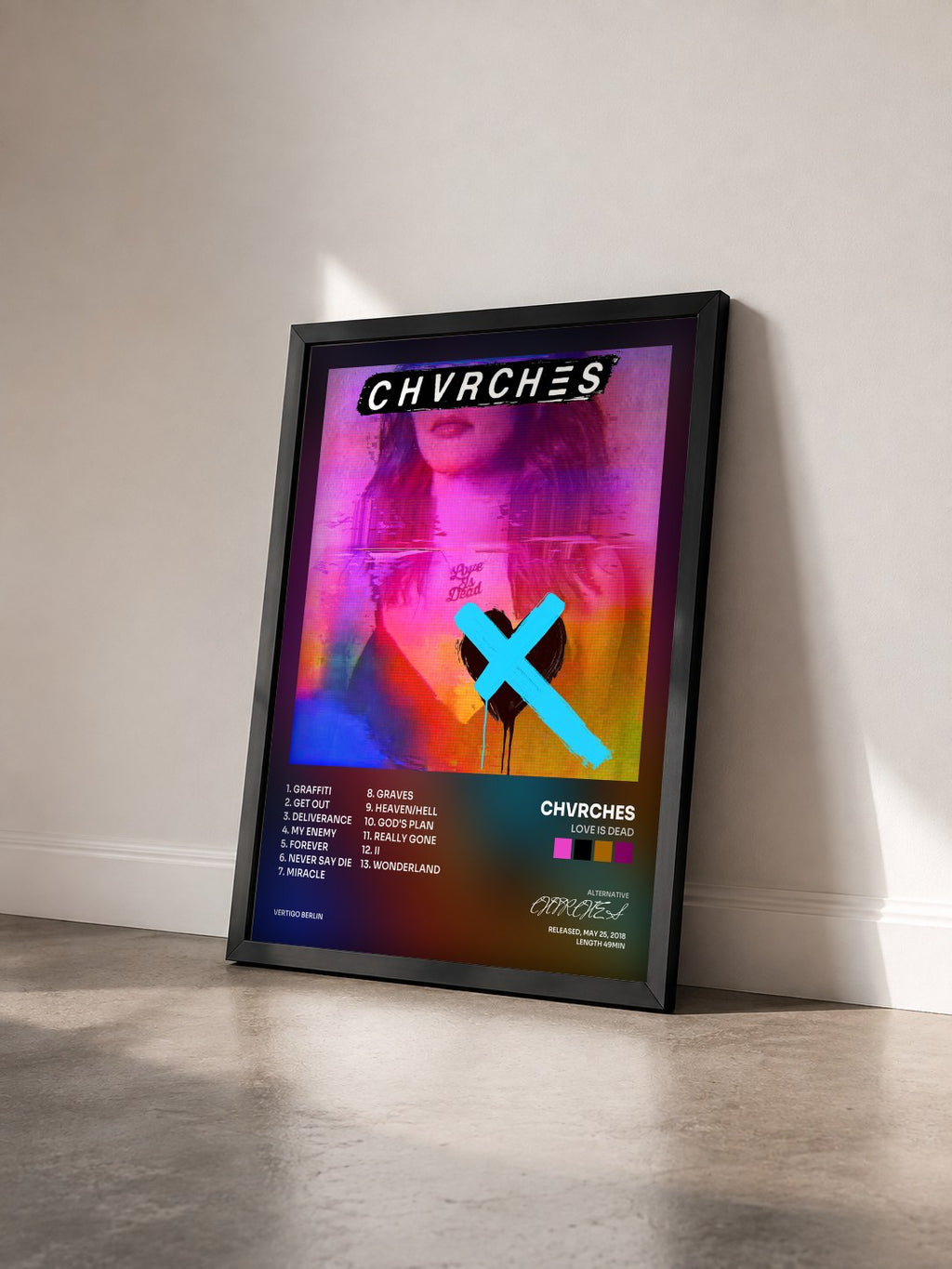 #noir Tableau de l'album Love Is Dead de CHVRCHES vu de trois quarts, cadre noir