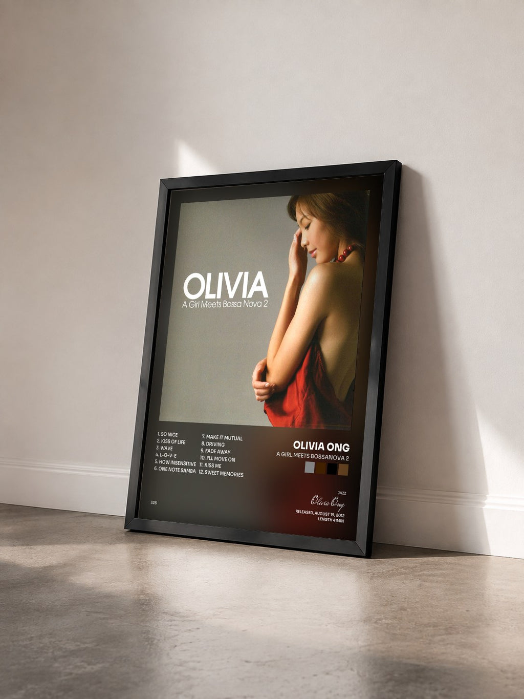 #noir Tableau de l'album A Girl Meets Bossanova 2 de Olivia Ong vu de trois quarts, cadre noir
