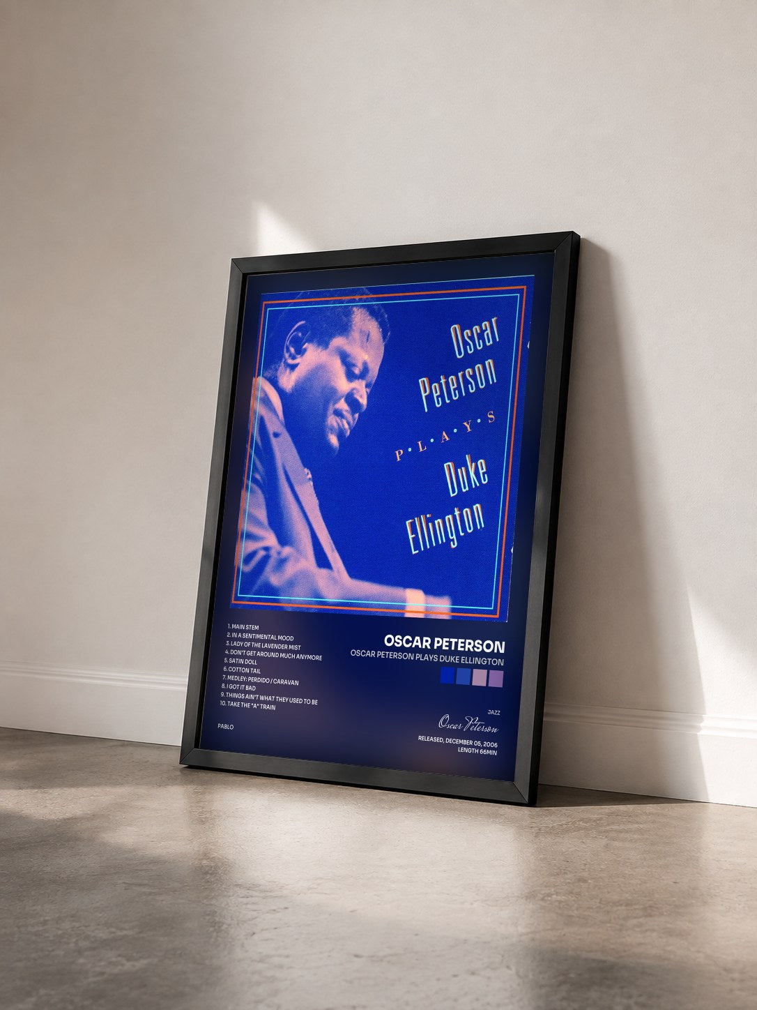 #noir Tableau de l'album Oscar Peterson Plays Duke Ellington de Oscar Peterson vu de trois quarts, cadre noir