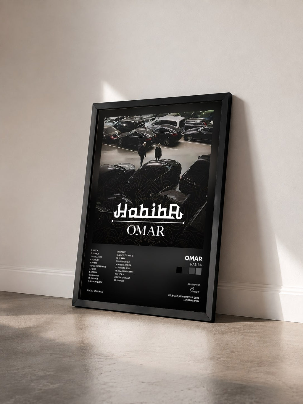 #noir Tableau de l'album HABIBA de Omar vu de trois quarts, cadre noir