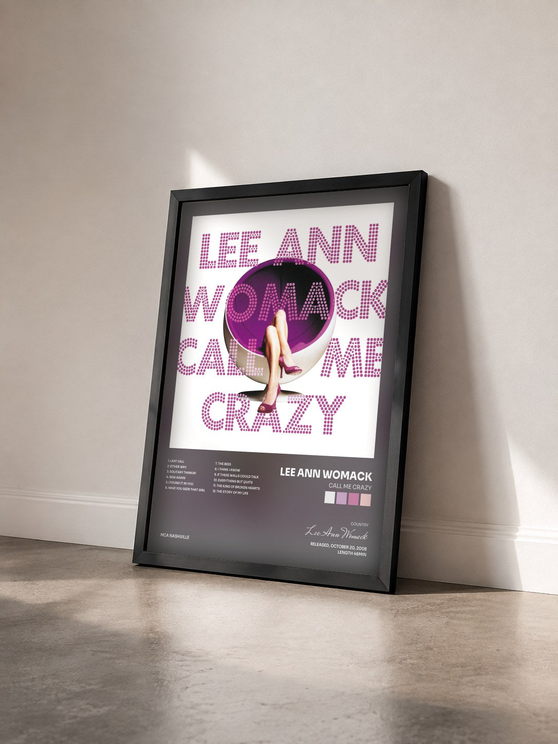 #noir Tableau de l'album Call Me Crazy de Lee Ann Womack vu de trois quarts, cadre noir