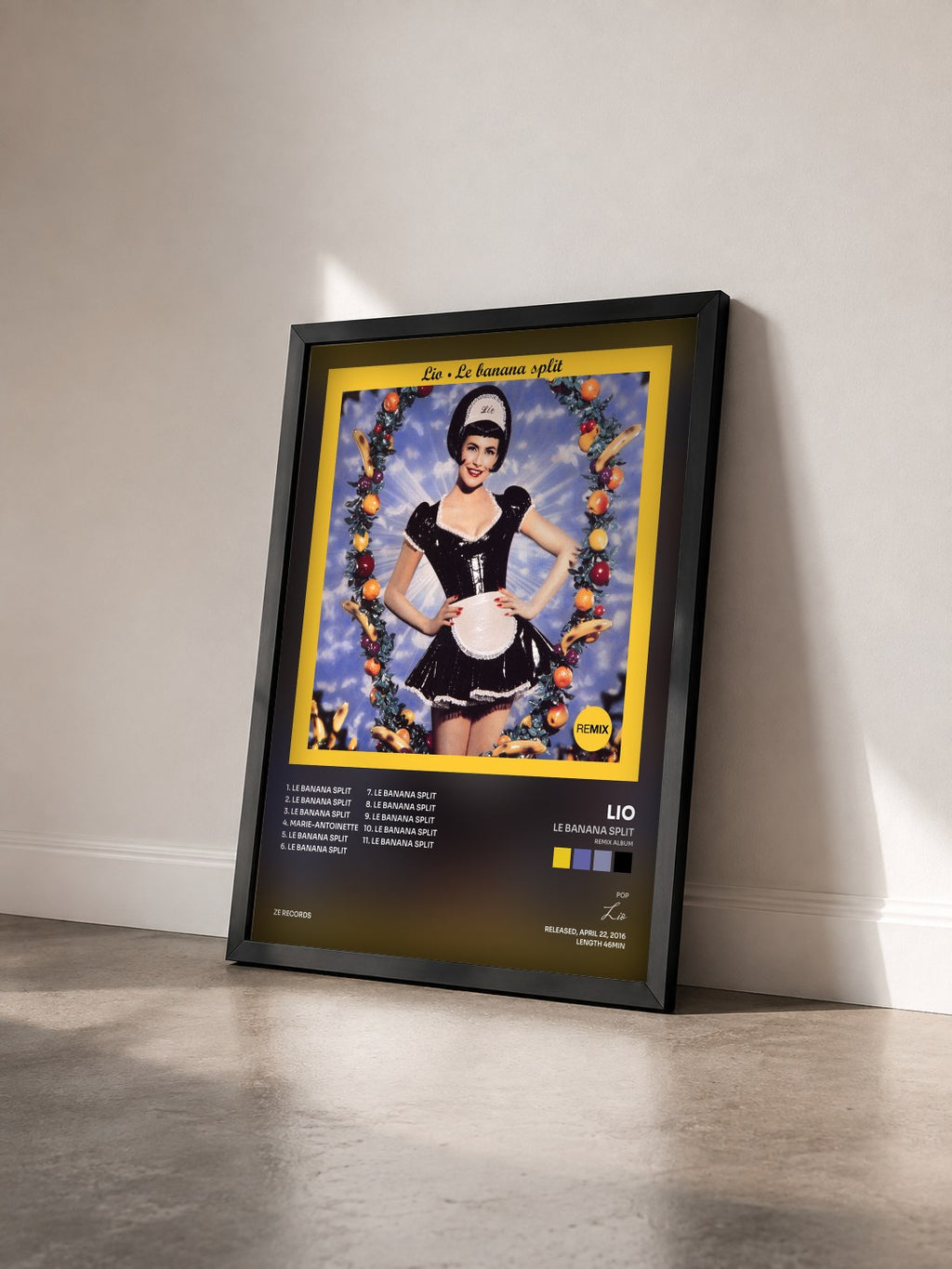 #noir Tableau de l'album Le Banana Split (Remix Album) de Lio vu de trois quarts, cadre noir