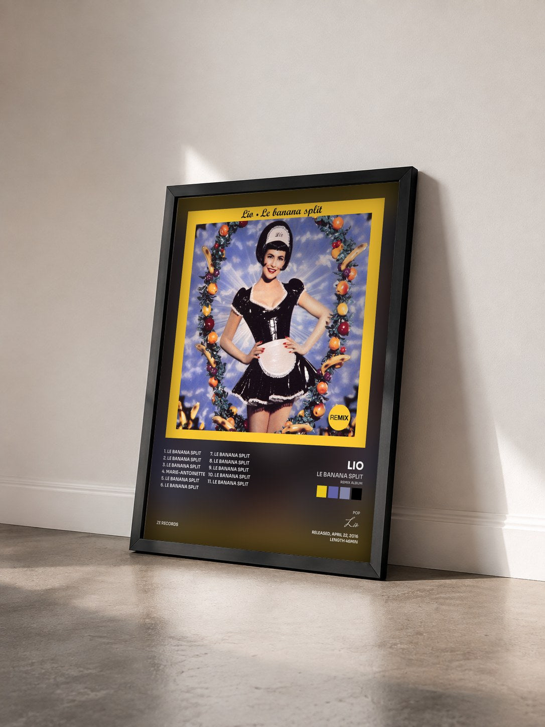 #noir Tableau de l'album Le Banana Split (Remix Album) de Lio vu de trois quarts, cadre noir