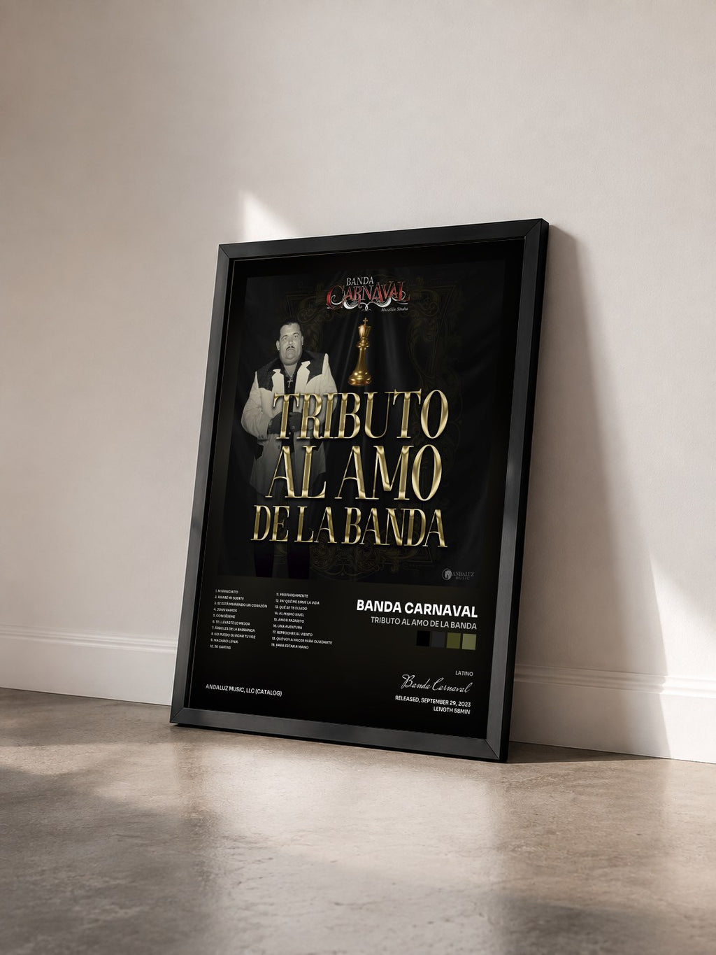 #noir Tributo Al Amo De La Banda von Banda Carnaval als gerahmter Kunstdruck von schräg gesehen, schwarzer Rahmen