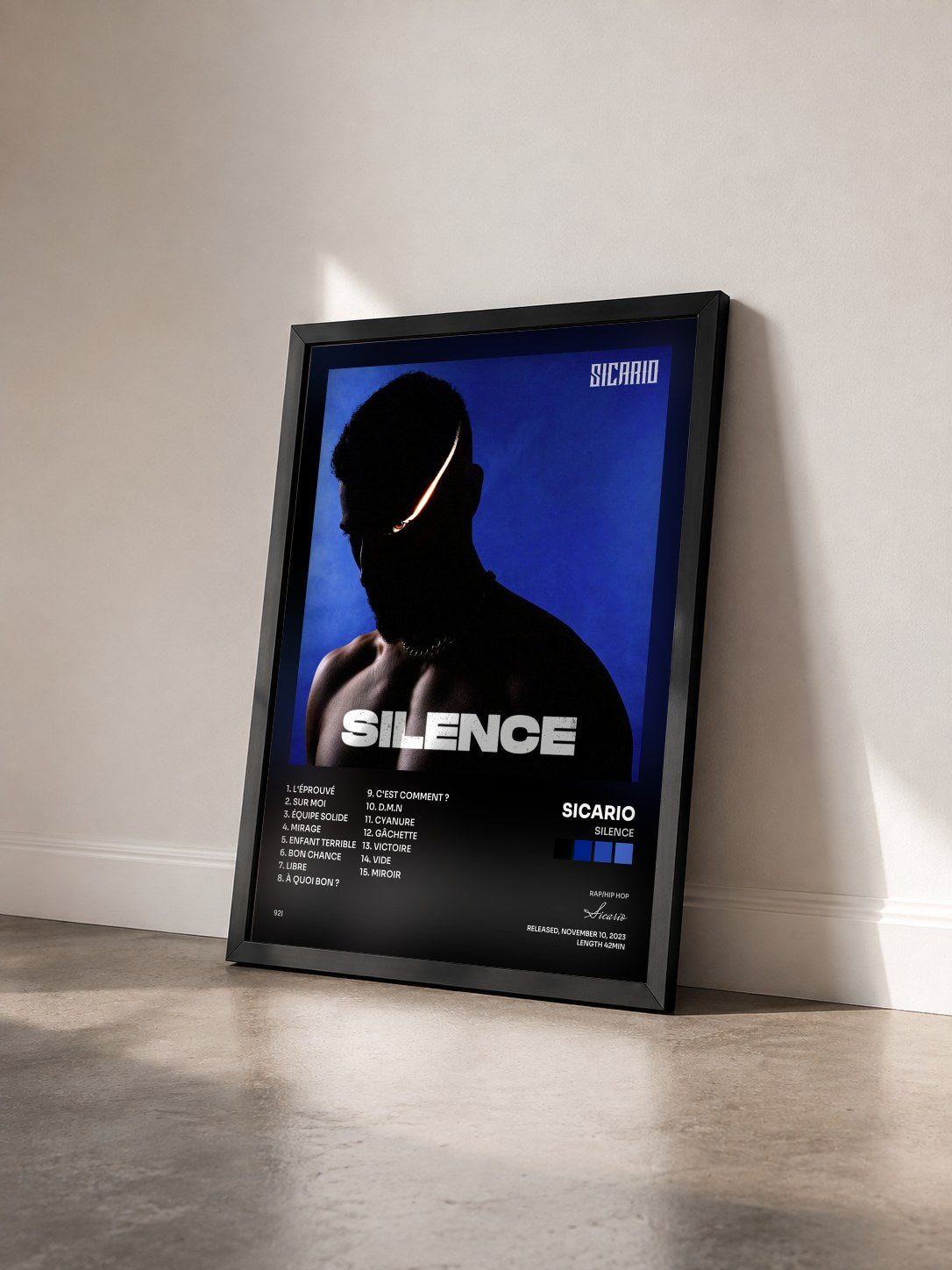 #noir Tableau de l'album Silence de Sicario vu de trois quarts, cadre noir