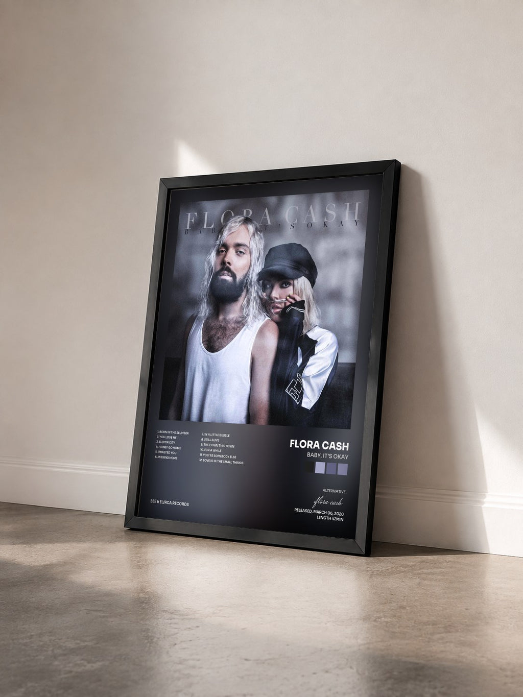 #noir Tableau de l'album Baby, It's Okay de flora cash vu de trois quarts, cadre noir