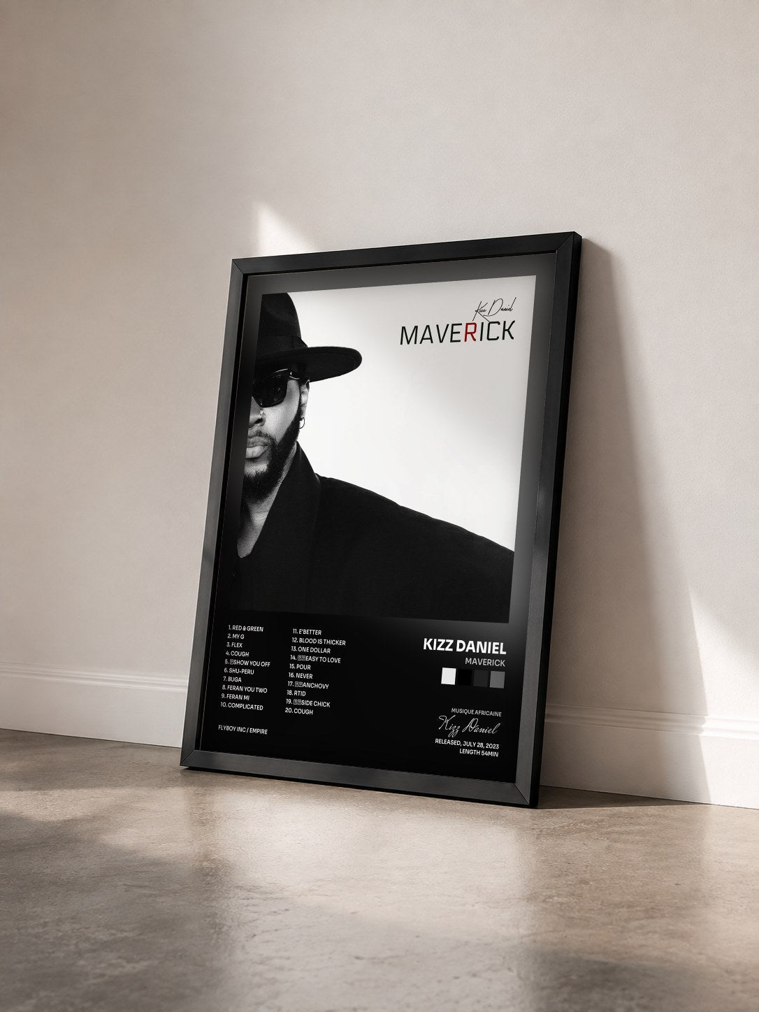 #noir Tableau de l'album Maverick de Kizz Daniel vu de trois quarts, cadre noir