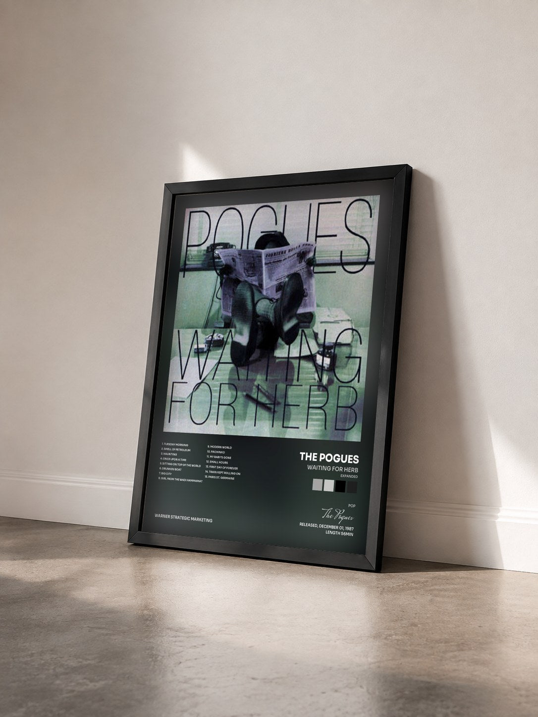 #noir Tableau de l'album Waiting for Herb (Expanded) de The Pogues vu de trois quarts, cadre noir