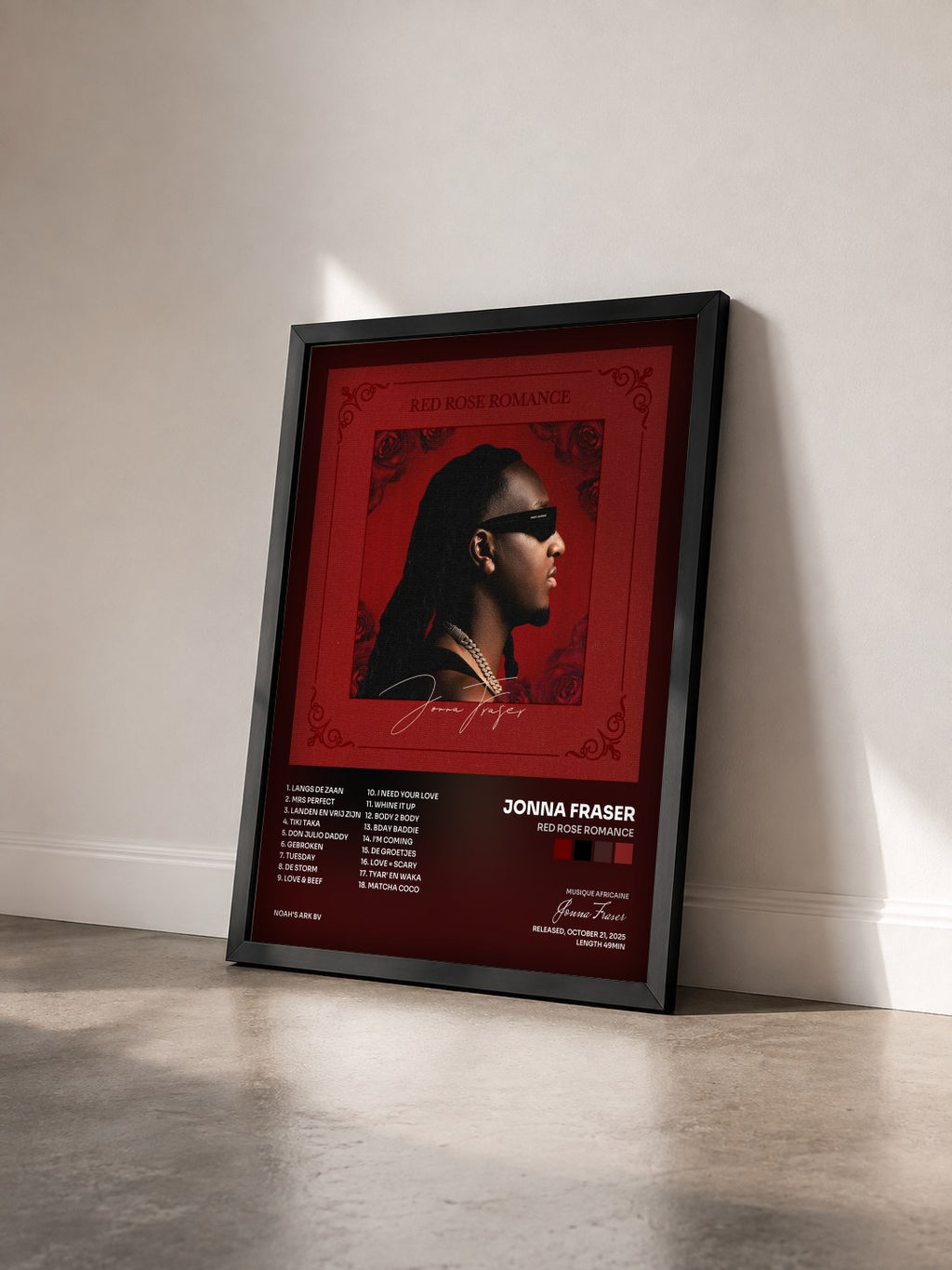 #noir Tableau de l'album Red Rose Romance de Jonna Fraser vu de trois quarts, cadre noir